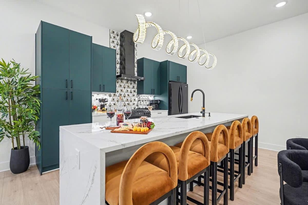 Halo-rooftop Patio & Game Room-mins To Broadway Holiday home