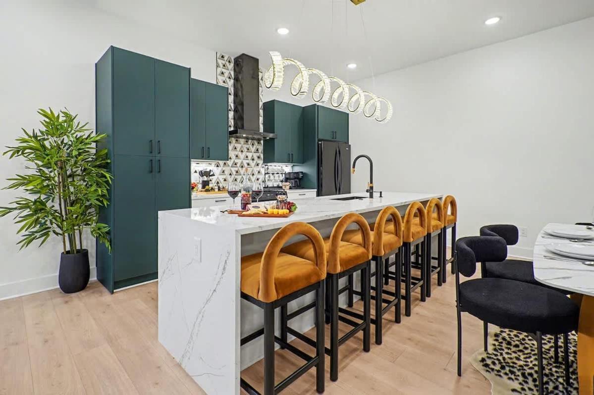 Holiday home Halo-rooftop Patio & Game Room-mins To Broadway