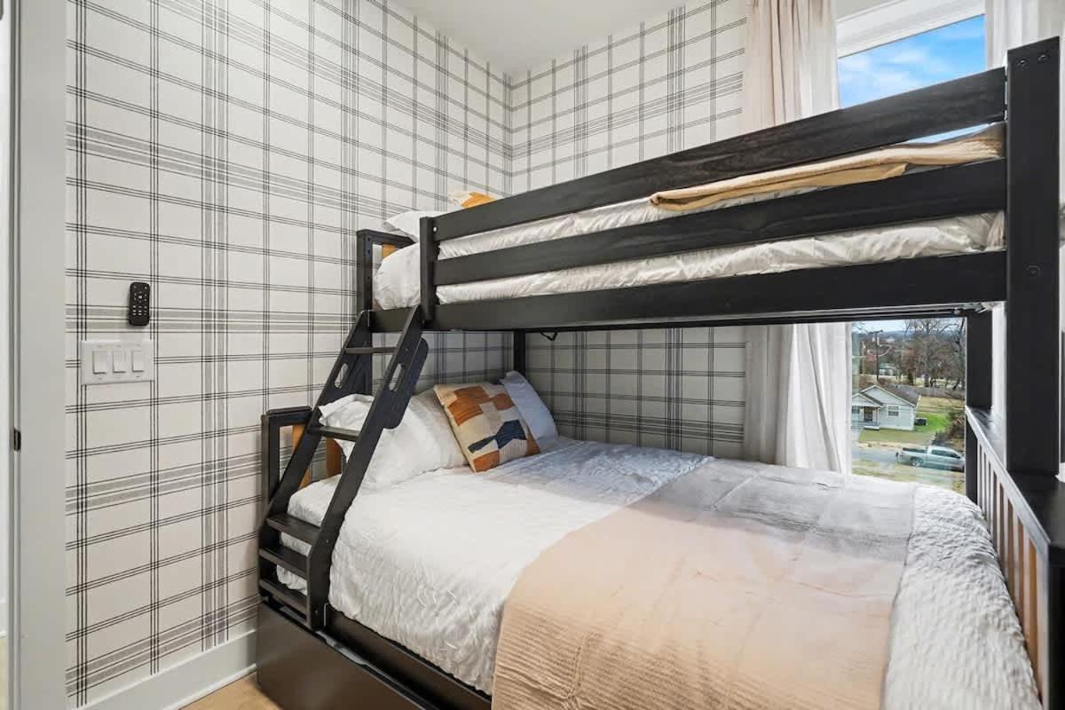 Holiday home Halo-rooftop Patio & Game Room-mins To Broadway