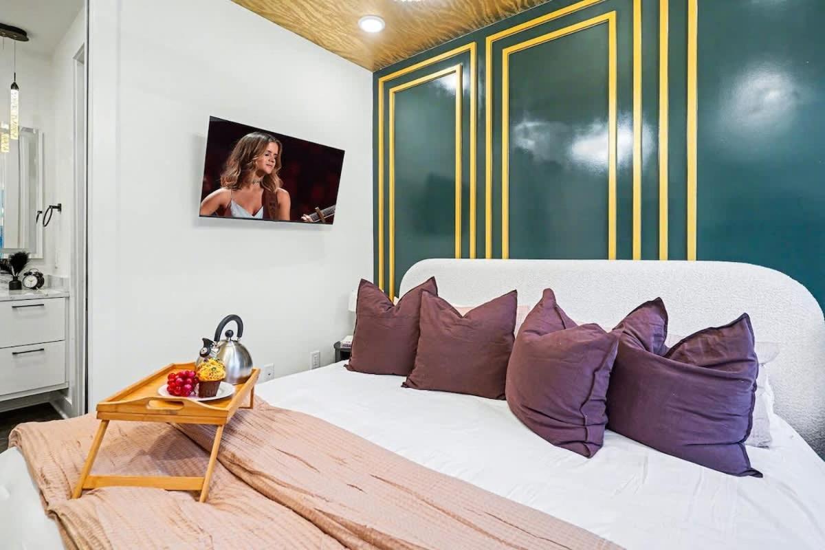 Halo-rooftop Patio & Game Room-mins To Broadway Holiday home Nashville