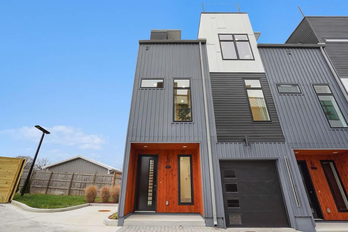 Halo-rooftop Patio & Game Room-mins To Broadway Holiday home Nashville