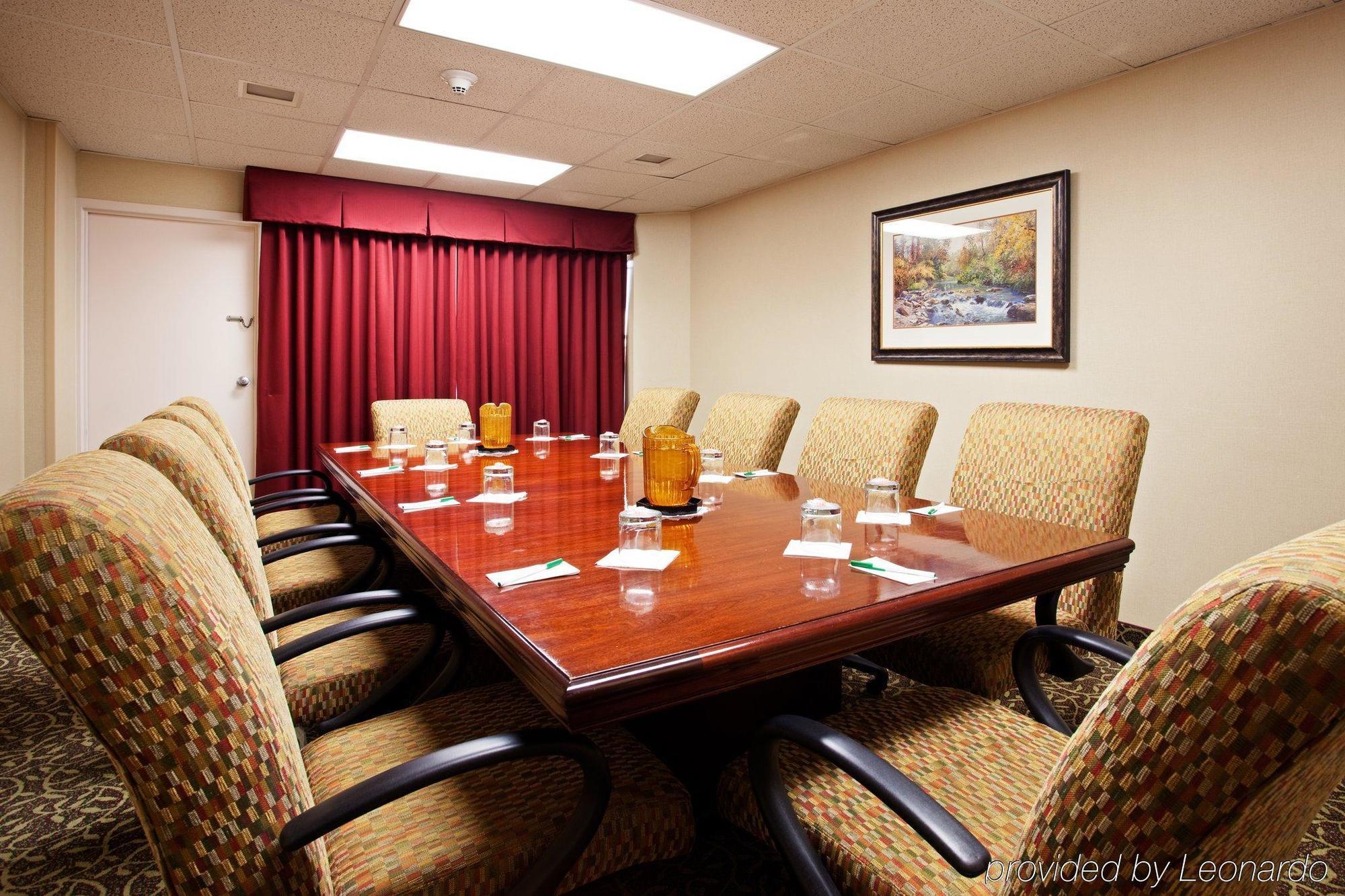 Airport Marriott Hotel 4*