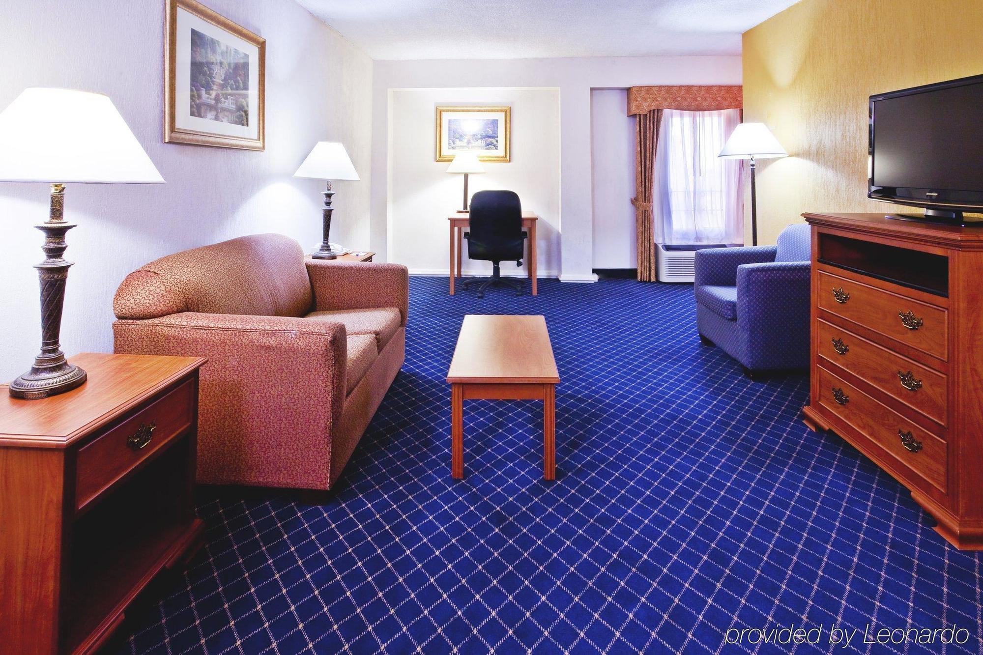 Express & Nashville-i-40 & I-24 Hotel