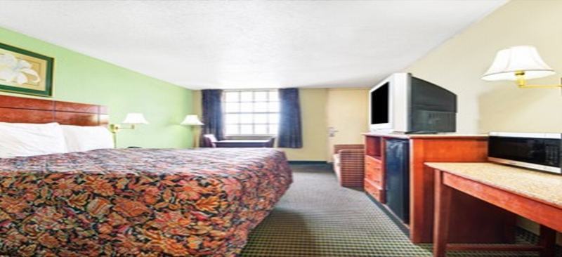 Super 8 Downtown Airport Hotel 2*