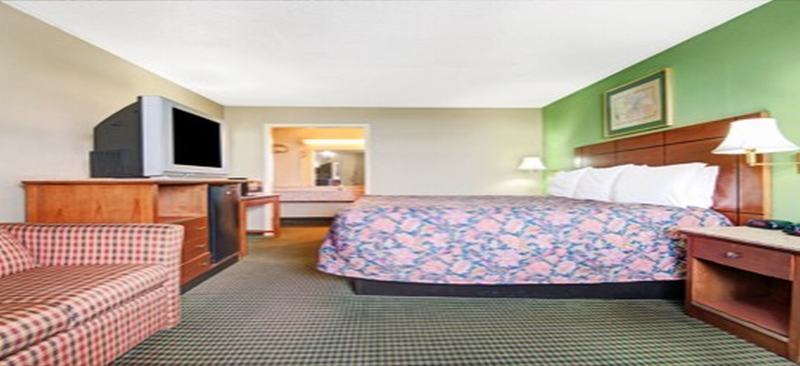 Super 8 Downtown Airport 2*