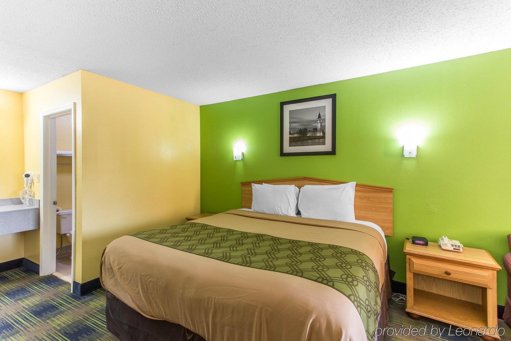 Econo Lodge *