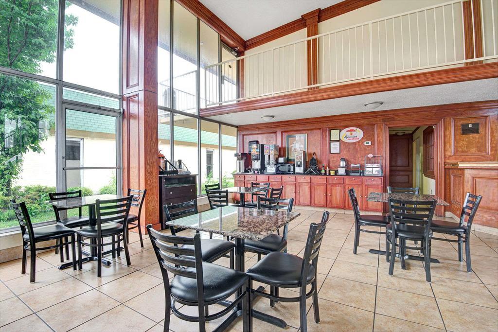 Hotel Super 8 Downtown Airport