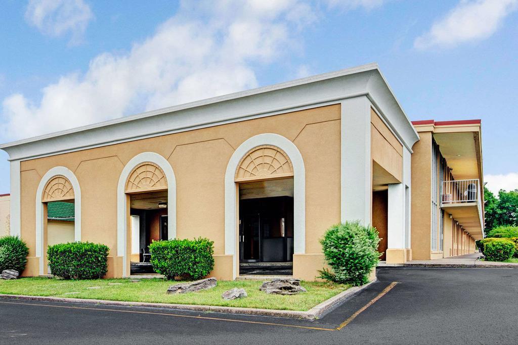 Super 8 Downtown Airport 2*