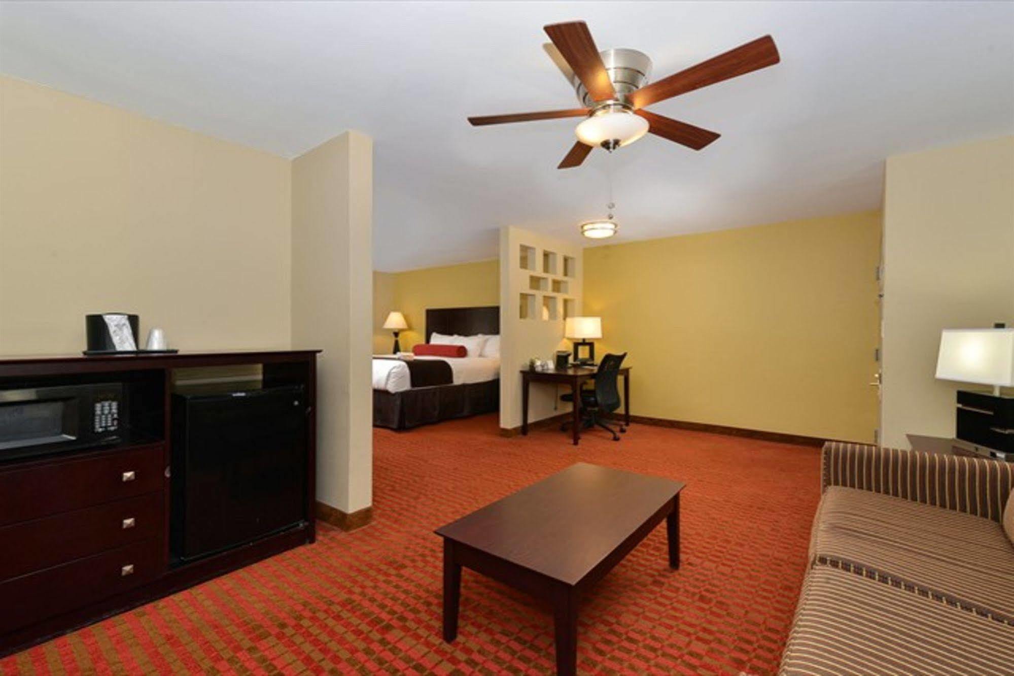 Hotel Quality Airport 3*