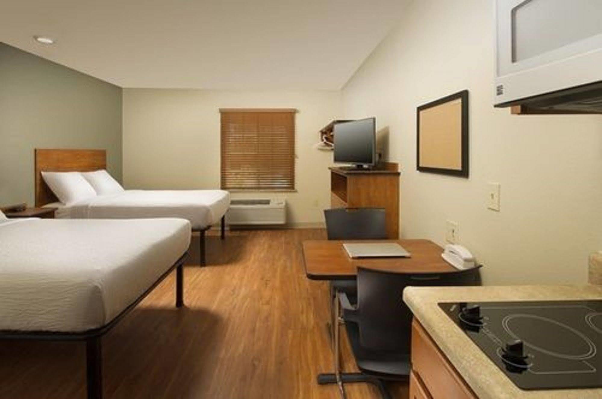 Hotel Woodspring Airport 2*