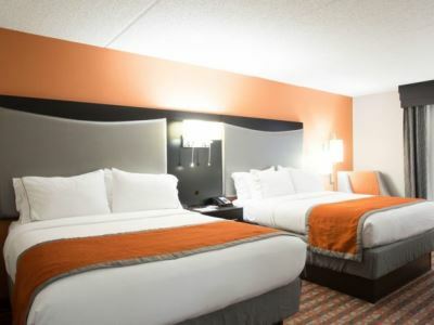 Holiday Express & Southeast - Antioch By Ihg Hotel