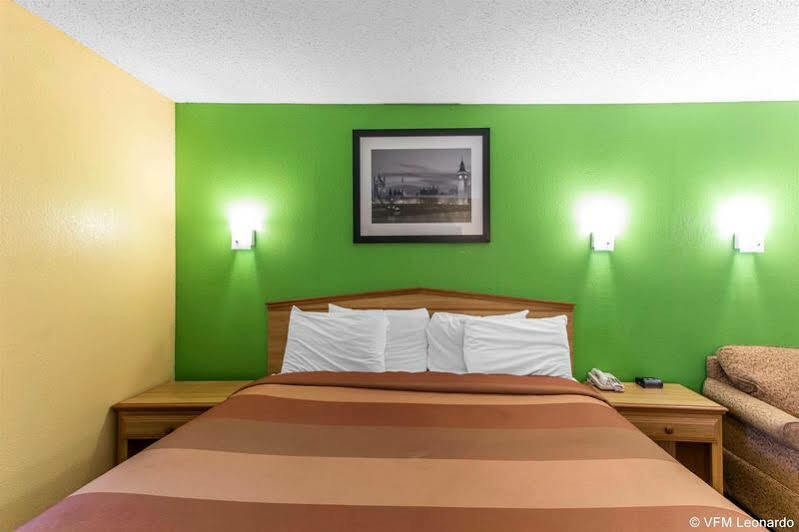 Econo Lodge *