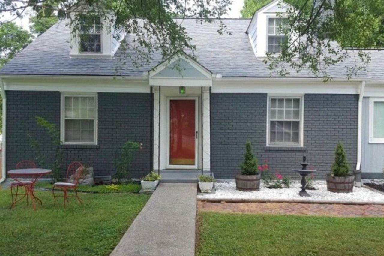 Stratford Ave & Yard 6 Miles To Downtown