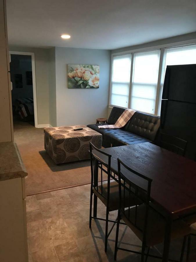Stratford Ave & Yard 6 Miles To Downtown Apartment *