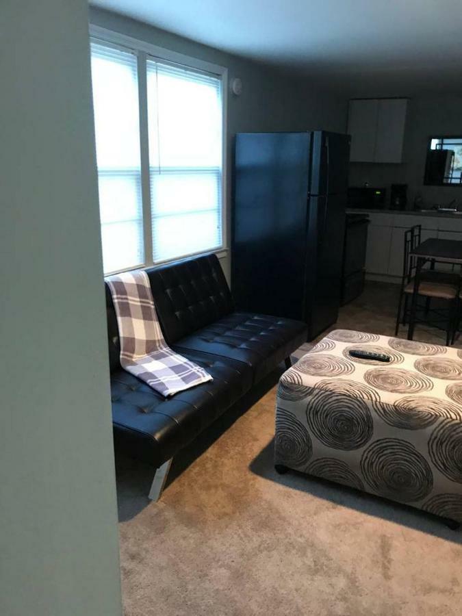 Stratford Ave & Yard 6 Miles To Downtown Apartment