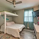 Quiet Area W/ Pool - 15 Mi To Dtwn Holiday home Nashville