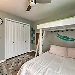Quiet Area W/ Pool - 15 Mi To Dtwn Holiday home Nashville