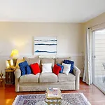 Apartment Riverfront Retreat *