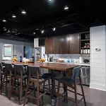 Contemporary Flat At The Maddox