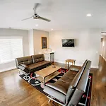 Holiday home Huge4bedr10mintodtownsafe *
