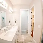 Huge4bedr10mintodtownsafe Holiday home