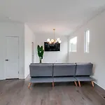 Luxurious Home W/Roof Top - 2 Miles From Broadway!