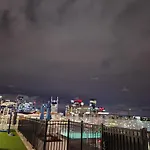 Apartment Palatial Abode With Downtown View & Free Parking *