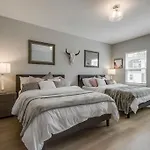 Classy, Cozy, Close To Downtown *