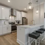 Apartment Classy, Cozy, Close To Downtown