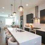 Luxury Townhome Skyline Views Mins To Dt Holiday home *