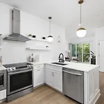 Trendy East Near Coffee Shops & Downtown *