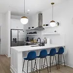 Trendy East Near Coffee Shops & Downtown Apartment *