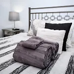 Elegant 3 Bedroom Apt With Free Parking And Balcony