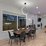Holiday home Urban Oasis: Modern Luxury Near Downtown