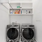 Holiday home Urban Oasis: Modern Luxury Near Downtown *