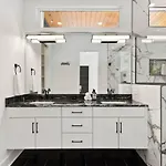 Holiday home Urban Oasis: Modern Luxury Near Downtown
