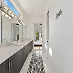 Urban Oasis: Modern Luxury Near Downtown Holiday home