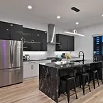 Urban Oasis: Modern Luxury Near Downtown Holiday home *