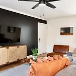 Stylish Downtown With Patio & Free Parking *