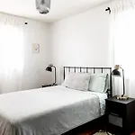 Mid-century Modern Near Downtown With Free Parking
