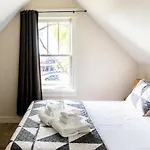 Holiday home Cheerful House Near Coffee Food & Fenced-in Yard *