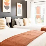 Stylish Downtown With Patio & Free Parking Apartment *