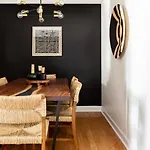 Apartment Stylish Downtown With Patio & Free Parking *