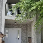 Lovely 2-bedroom W/balcony And Free Parking *