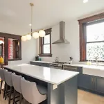 Historic Jewel Walk To Eats & Shops Holiday home