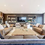 Deluxe Studio Apartment On Broadway