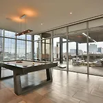 Deluxe Studio Apartment On Broadway