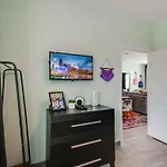 New 4 Bedroom Near Dt Walk To Restaurants Apartment *