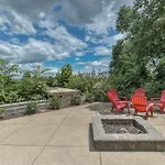 Walk To Broadway Riverfront With Pool Apartment