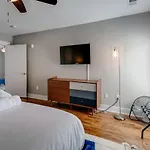 New With 2 King Beds Walk To Bars *